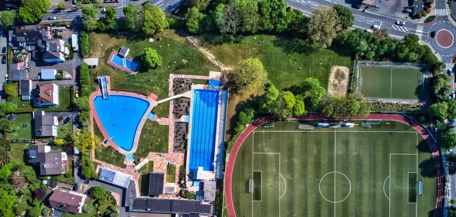 Das Freibad in Niedersprockhövel von oben