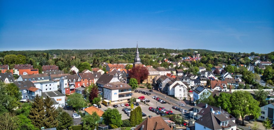 Die Zwiebelturmkirche in Niedersprockhövel mit der dahinterliegenden Landschaft, Innenstadt Niedersprockhövel 