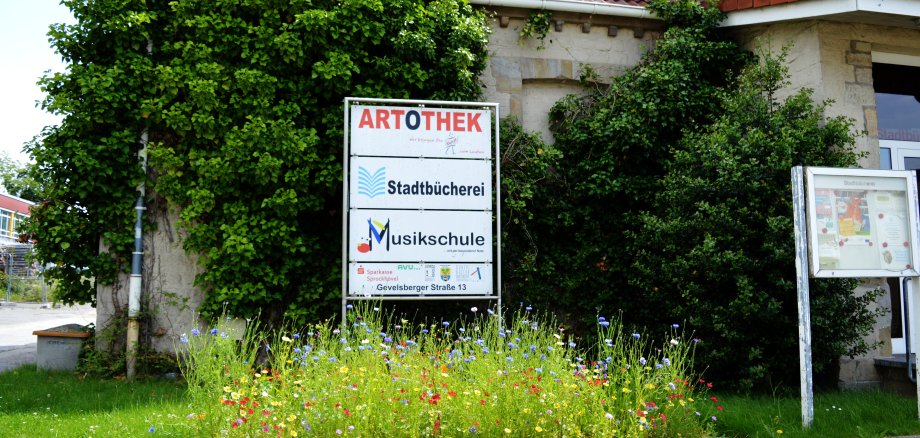 Wildblumenbeet vor der Stadtbücherei in Haßlinghausen