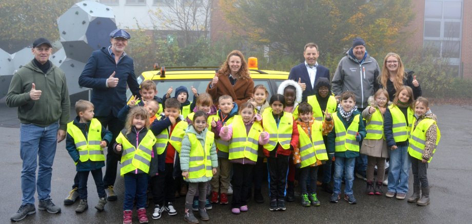 Kinder vor dem ADAC-Oldtimer mit den neuen Warnwesten