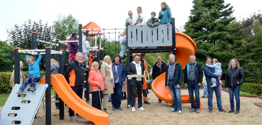 Mitarbeitende der Stadtverwaltung Sprockhövel eröffnen mit den Kindern den Spielpaltz