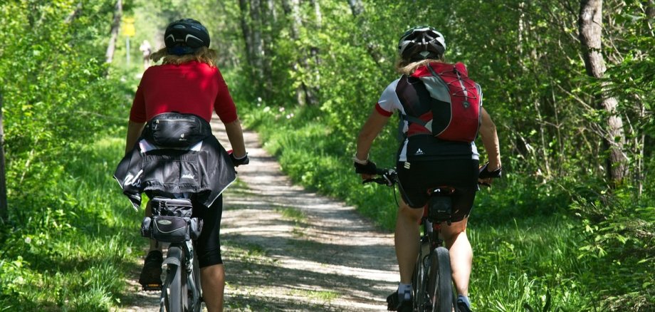 Radfahrerinnen auf der Trasse, Symbolbild