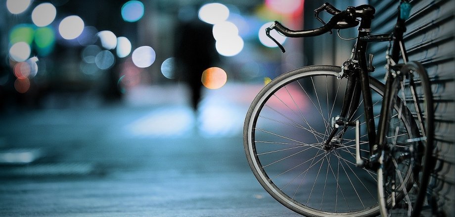 Fahrrad steht an der Straße am Abend