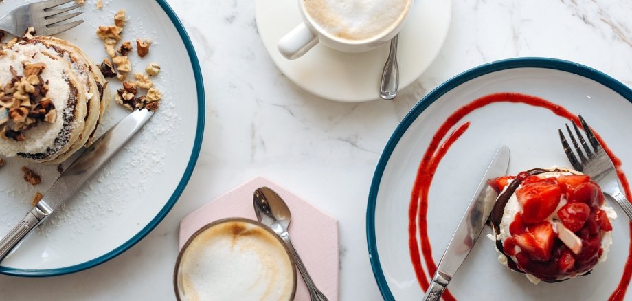 Gedeckte Kaffee-Tafel mit Kuchen